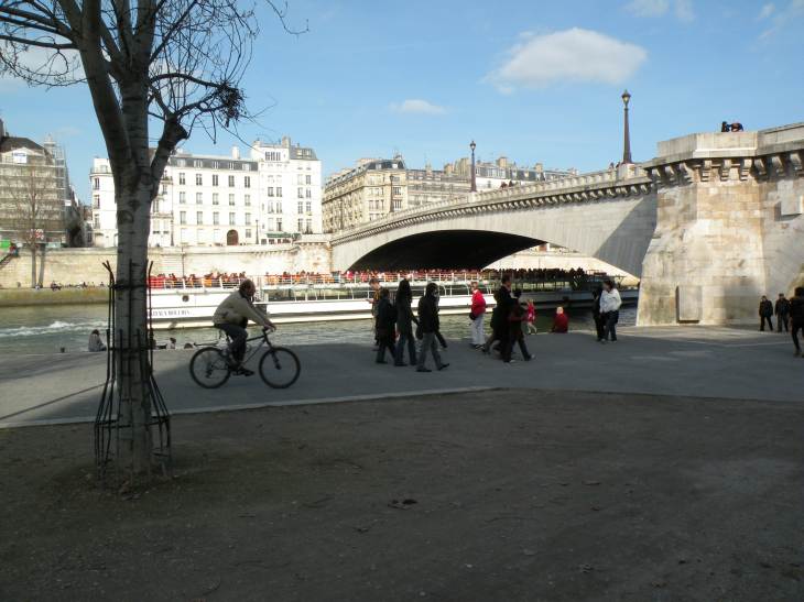  bateau de voyageurs passant sous un pont